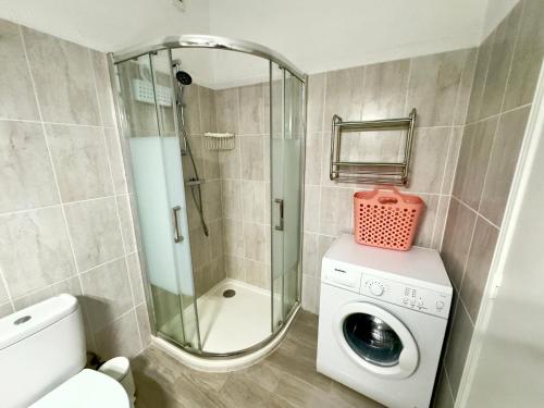 a bathroom with a washing machine and a washer at Apartment Les 3 Dauphins in Albufeira in Albufeira