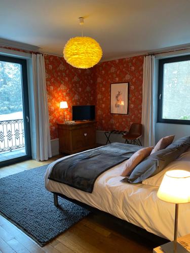 Un pat sau paturi într-o cameră la Chambres d’hôtes Les Mouillères