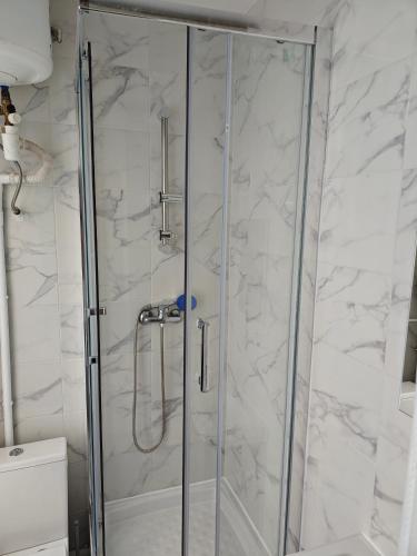 une douche avec une porte vitrée dans une salle de bain dans l'établissement Détente urbaine, à Aubervilliers