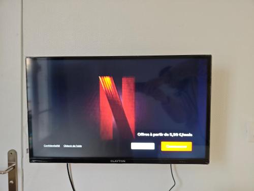 Elle comprend une télévision à écran plat installée sur un mur. dans l'établissement Détente urbaine, à Aubervilliers