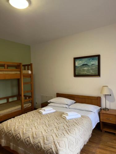 プライドにあるSóbanya Panzióの二段ベッド2組が備わるドミトリールームのベッド2台分です。