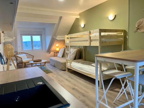 Кровать или кровати в номере Studio Centre ville lumineux - Climatisé