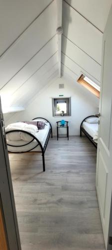 a room with two beds in the attic at vakantiehuisjes-Vissershuisjes Wenduine in Wenduine