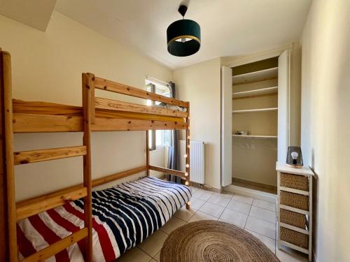 a bedroom with a bunk bed and a closet at Maison au coeur des châteaux in Cour-Cheverny