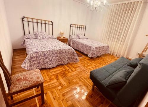 Una sala de estar con dos camas y un sofá en La Cava de Leuvino Frias, en Presencio