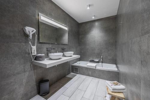 uma casa de banho com 2 lavatórios e um espelho em B&B Blue Garden Geraardsbergen em Geraardsbergen