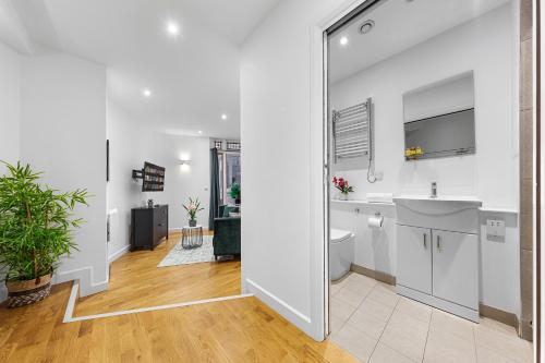 ein Bad mit einem Waschbecken und einem WC in einem Zimmer in der Unterkunft Stylish One Bedroom Flat - Near Heathrow, Windsor Castle, Thorpe Park - Staines London TW18 in London