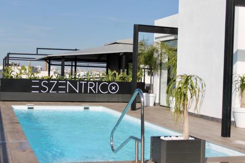 Bazén v ubytování esZentrico Suites Jerez nebo v jeho okolí