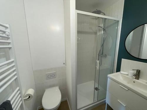 une salle de bain avec une douche, des toilettes et un lavabo dans l'établissement Studio Côte&Plage, vue mer panoramique, à Pornichet