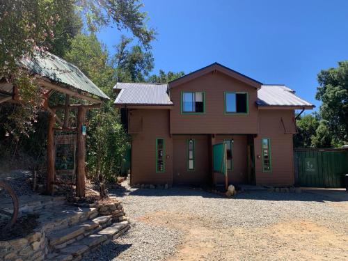 una casa grande con una puerta y un patio en La Rueda del Chucao, en Valdivia