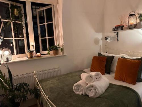 1 Schlafzimmer mit 2 Handtüchern auf einem Bett in der Unterkunft Flat in Victorian West Kensington Mansion in London