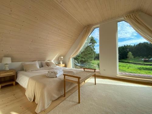 - une chambre avec un lit et une grande fenêtre dans l'établissement Stodoła Drwęck, 