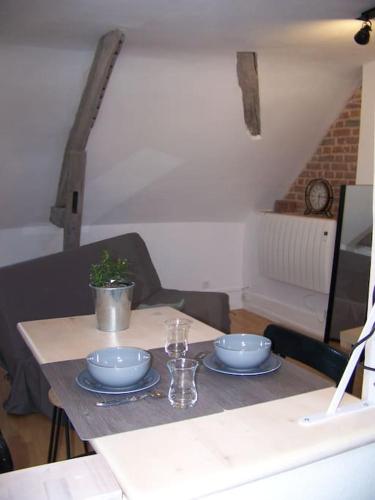 une table avec deux bols et des verres dans l'établissement Rennes: studio 4 couchages, proche commerces, bus., à Rennes