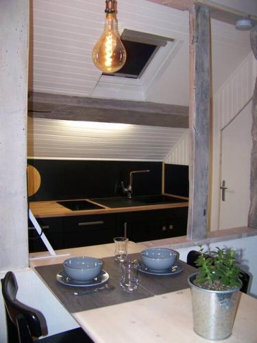 - une cuisine avec une table et 2 bols dans l'établissement Rennes: studio 4 couchages, proche commerces, bus., à Rennes
