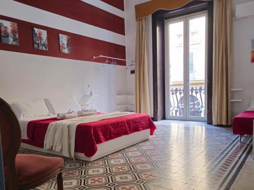 ein Schlafzimmer mit einer rot-weißen gestreiften Wand in der Unterkunft Teatro del Sole Cavour in Palermo