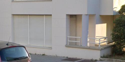 un bâtiment avec un balcon et une voiture garée devant dans l'établissement Bail mobilité Le Grimaldi, à Massy