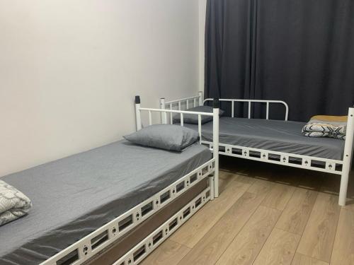 2 camas en una habitación con cortinas negras en Beautiful apartment 2+1, en Estambul