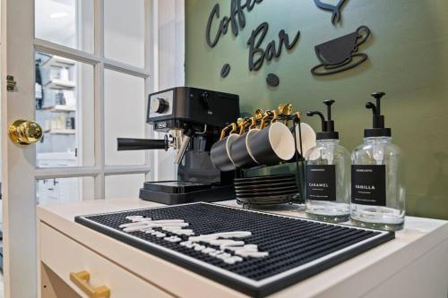 Set per la preparazione di tè e caffè presso Maryland’s Pulse Southern Retreat