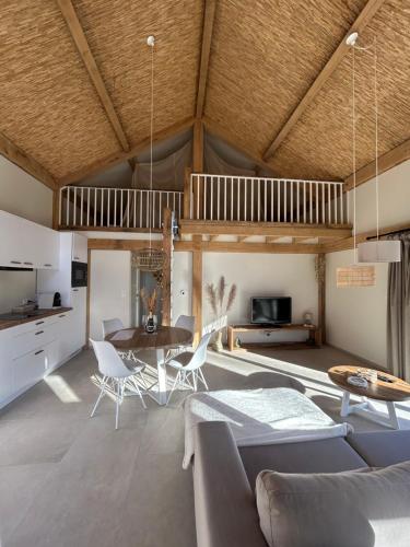 een woonkamer met een bank en een tafel bij Chalet Hoge Kempen in Zutendaal