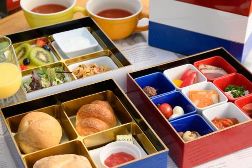 a lunch box filled with different types of food at ファームグランピング　ル・クロ　かいづか　いぶきヴィレッジ in Kaizuka