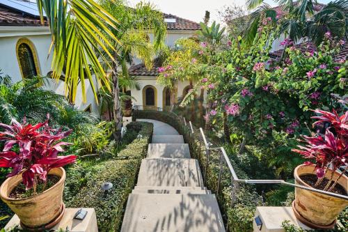 einen Garten mit Topfpflanzen und ein Haus in der Unterkunft 360 Degree Ocean & City Views With Pool, Spa, Close to the Beach! Pets OK in San Diego