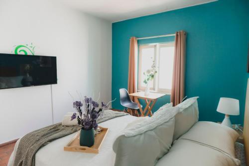 1 dormitorio con sofá blanco y pared azul en Miraflores Private Rooms - Guest House - Cocina Compartida - Terraza en Lima