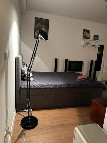 sypialnia z łóżkiem i lampką w pokoju w obiekcie Morasko Green Corner w Poznaniu