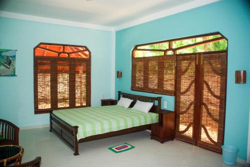 King Coconut Lodge tesisinde bir odada yatak veya yataklar