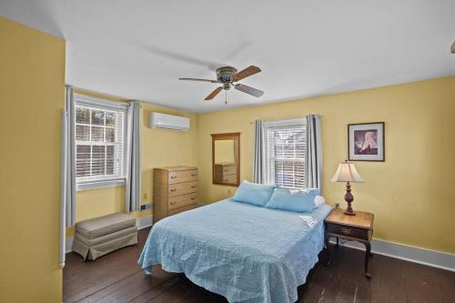 1 dormitorio con 1 cama y ventilador de techo en Historic Hartsfield House, en New Bern