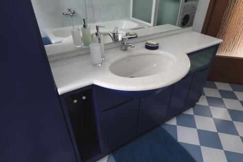 een badkamer met een wastafel en een blauwe kast bij Guest House Felice - VDA Verrès 0008 in Verrès
