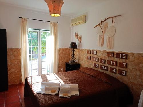 - une chambre avec un lit et des serviettes dans l'établissement Casa D. Dinis by NaturAlegre, à Alegrete