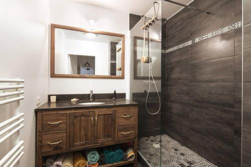 y baño con lavabo y ducha con espejo. en Charmant Appartement - Portes de Paris, en Charenton-le-Pont