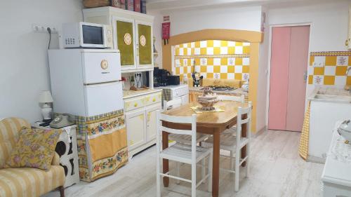 Η κουζίνα ή μικρή κουζίνα στο Casa das Janelinhas - Cottage near Sintra, Mafra, Ericeira