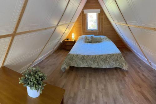 - une chambre avec un lit dans une tente dans l'établissement Chalet unique et chaleureux en pleine nature, à Shawinigan