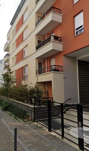 un immeuble d'appartements avec balcon sur le côté. dans l'établissement Bail mobilité Atlantis Plein Sud, à Massy