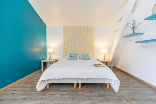 1 dormitorio con 1 cama con 2 mesas y 2 lámparas en Auberge Gardoise, en Vallérargues