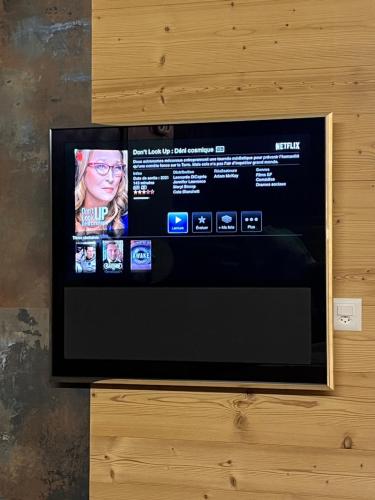 En tv och/eller ett underhållningssystem på Mazot Agora Suite - Pop-Up Gallery Experience Suite