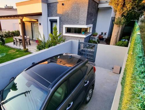 un'auto parcheggiata di fronte a una casa di Suelo Flat Villa for Family a Turgutreis