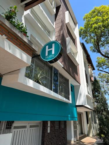 una señal de hotel en el lateral de un edificio en Laureles Guest House, en Medellín