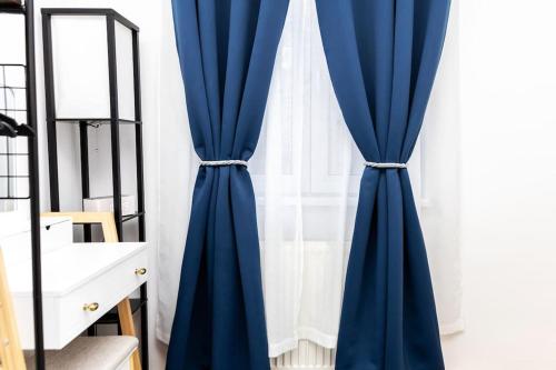una cortina azul delante de una ventana en City Apartment Top Location, quiet and cozy Ideal to relax or work, en Viena