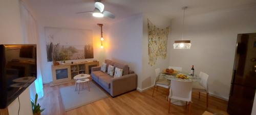 a living room with a couch and a table at Acantilados de Los Gigantes, Islas Canarias, España in Acantilado de los Gigantes