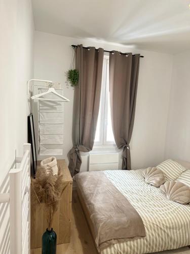 une chambre avec un lit et une fenêtre dans l'établissement Appartement Avignon Intramuros avec jardin et barbecue, à Avignon