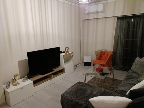 Μια τηλεόραση ή/και κέντρο ψυχαγωγίας στο Studio 54 στη καρδιά της Δράμας - Studio 54 in the heart of Drama