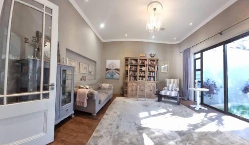 - un salon avec un canapé et une cheminée dans l'établissement Safari Villa Boutique Hotel, à Windhoek