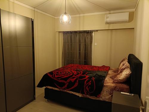 una camera con un letto con una coperta rossa di Studio 54 στη καρδιά της Δράμας - Studio 54 in the heart of Drama a Drama