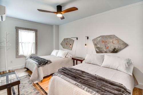 um quarto com 2 camas e uma ventoinha de tecto em Virginia Retreat with Porch and Grill, Near Beaches! em Wachapreague