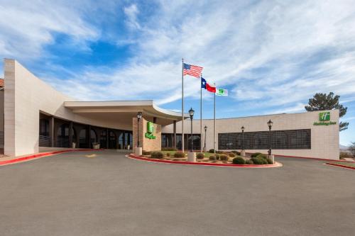 un edificio con dos banderas delante en Holiday Inn El Paso West – Sunland Park, an IHG Hotel, en El Paso