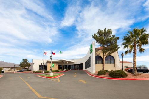 un edificio con banderas delante de un aparcamiento en Holiday Inn El Paso West – Sunland Park, an IHG Hotel, en El Paso