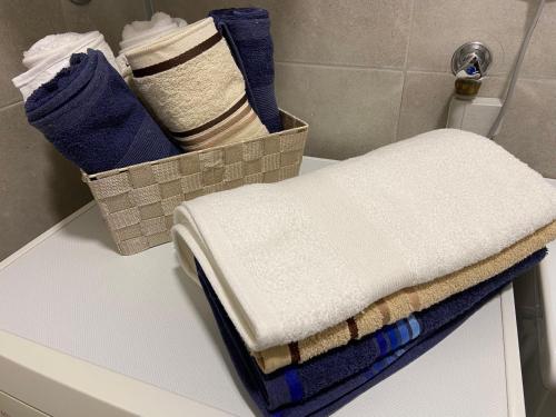 un mucchio di asciugamani seduti su un bancone in bagno di Kula Dream apartment a Kula