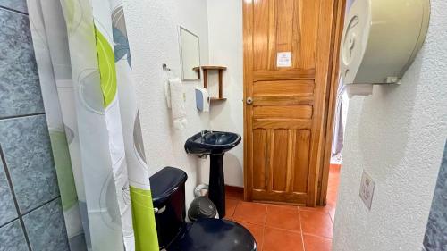 Fotografie z fotogalerie ubytování Hostal Nuevo Arenal downtown, private rooms with bathroom v destinaci Nuevo Arenal